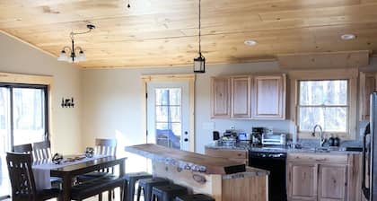 Hot tub-petfriendly-firepit-pool table-bar-3+acres