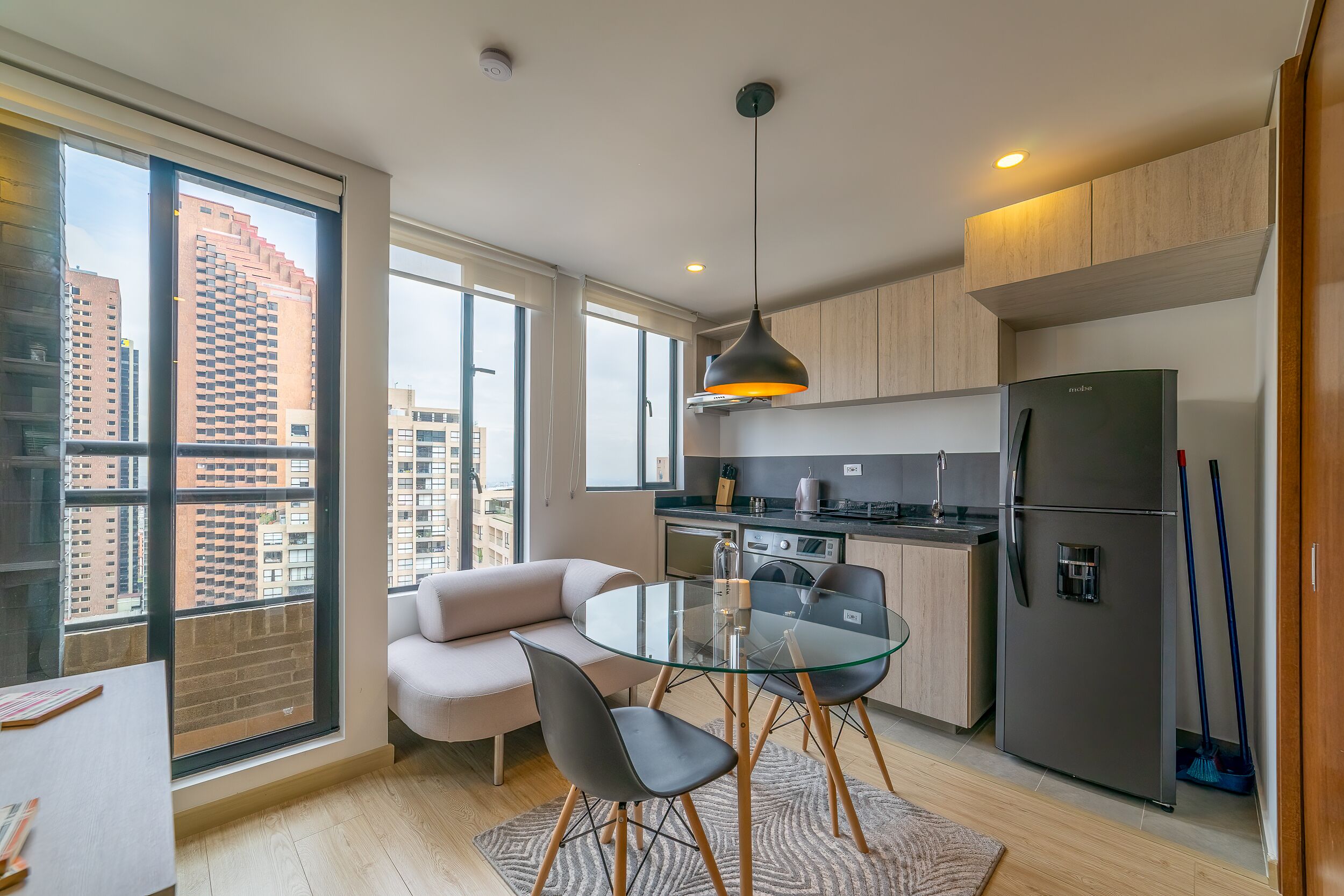 Basic Apartment | Ruang tamu | 40 inci sebuah televisyen pintar dengan kabel 