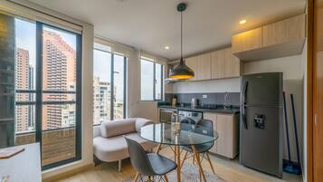 Basic Apartment | Ruang tamu | 40 inci sebuah televisyen pintar dengan kabel