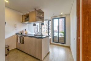 Apartamento clássico | Cozinha privada | Geladeira, micro-ondas, fogão, cafeteira/chaleira