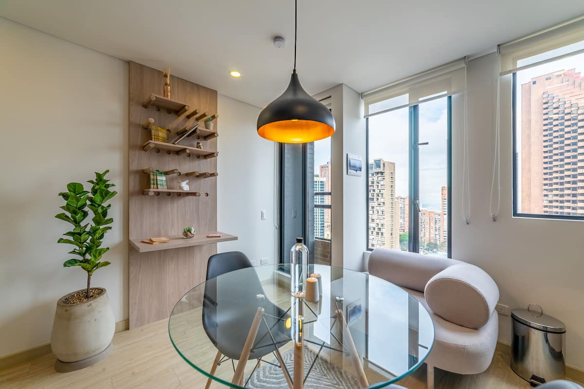 Apartamento básico | Área de estar | Smart TV 40 polegadas com canais a cabo