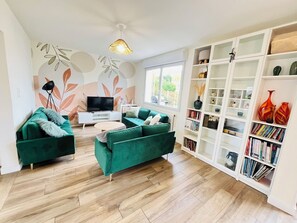 Téléviseur, foyer, livres