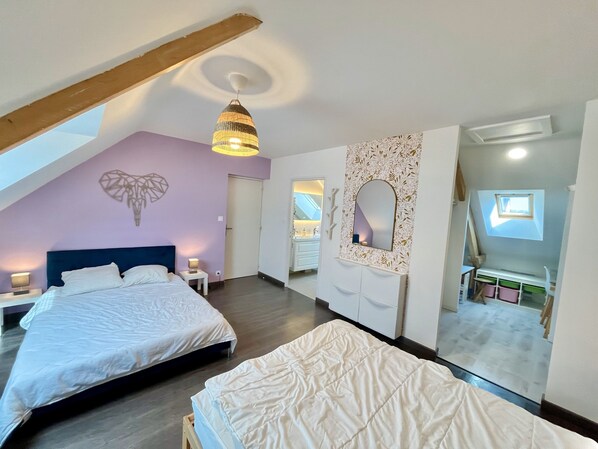 4 Schlafzimmer, Schreibtisch, Bügeleisen/Bügelbrett, Reisekinderbett