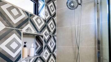 Shower, hair dryer, towels