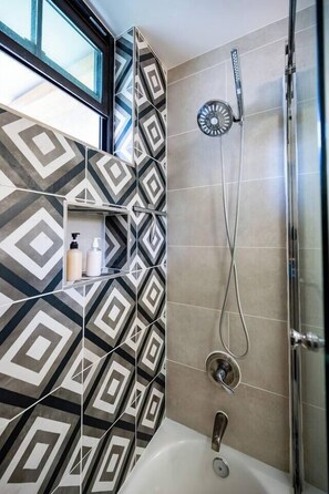 Dusche, Haartrockner, Handtücher
