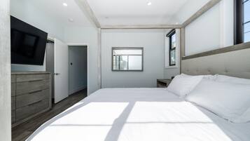 3 bedrooms, desk, iron/ironing board, WiFi