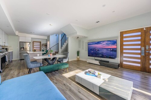 Spacious 3BR Townhome All Bedrooms w Private Baths
