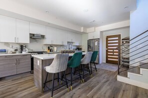 Frigorifero, microonde, forno, piano cottura