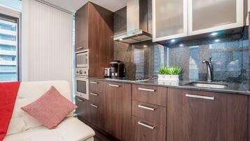 Business Suite | 1 bedroom, laptop workspace, iron/ironing board, free WiFi