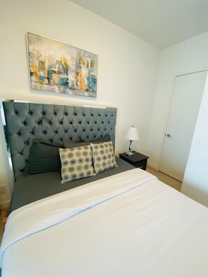Business Suite | Laptop workspace, iron/ironing board, free WiFi, bed sheets - Ice Suites (Toronto)