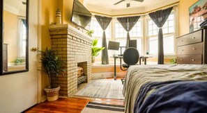 3 bedrooms, iron/ironing board, WiFi, bed sheets - 3bdrm 2bath Home in Quite Neighborhood , Work from Home Ready and Near Downtown (Saint Joseph)