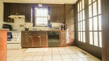 冰箱、微波炉、烤箱、炉灶