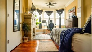 3 habitaciones, tabla de planchar con plancha, wifi y ropa de cama
