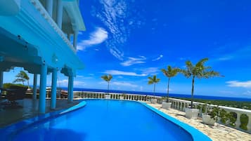 2 piscinas externas, funciona das 8h às 21h, espreguiçadeiras