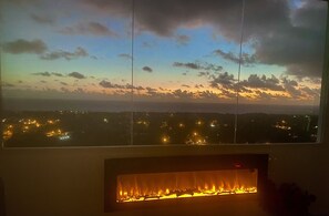 PENTHOUSE LUXURY SUITE, Romantic Penthouse | Área de sala de estar | Televisión de 55 pulgadas con canales digitales