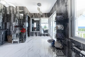 PENTHOUSE LUXURY SUITE, Romantic Penthouse | Baño | Regadera tipo lluvia, amenidades de baño gratuitas, jabón, shampoo