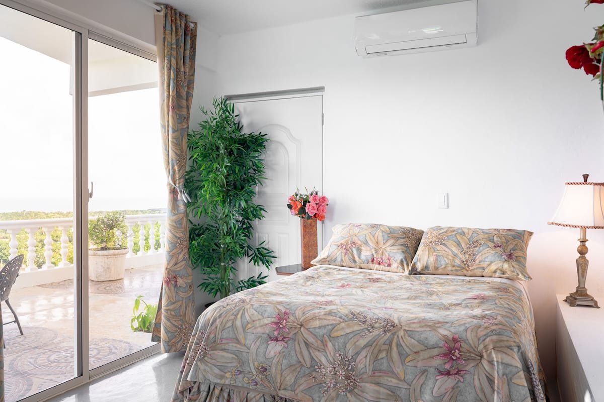God Father #6 Single Room, 1 Queen Bed, Non Smoking, Ocean View | 1 Schlafzimmer, hochwertige Bettwaren, kostenloses WLAN