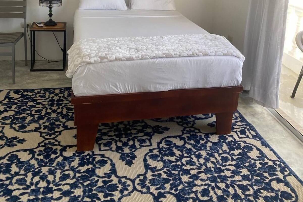 God Father #4 Single Room, 1 Queen Bed, Non Smoking, Ocean View | Ropa de cama de alta calidad y wifi gratis