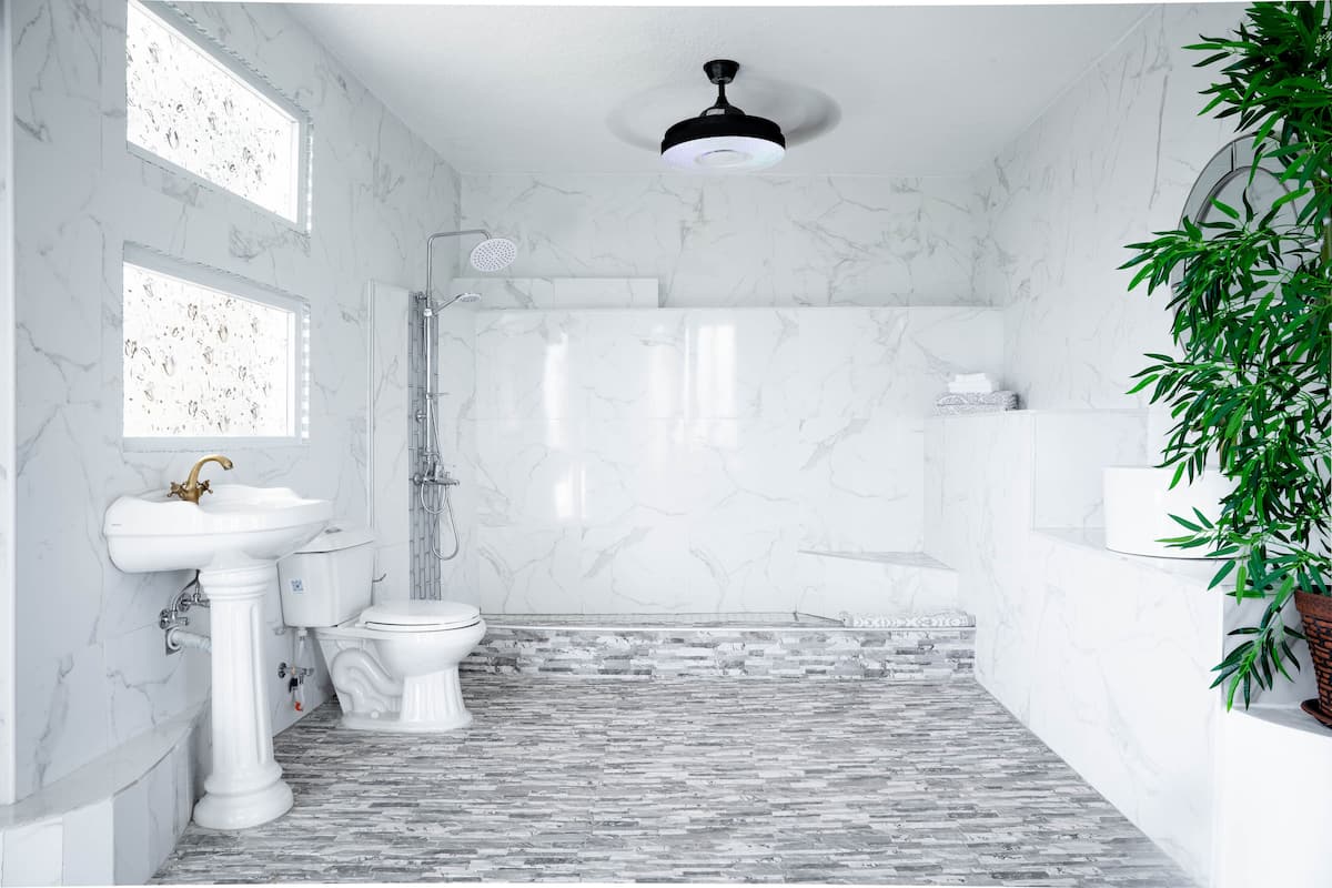 God Father #7 Luxury Studio Suite, 1 Queen Bed, Non Smoking, Ocean View | Badezimmer | Regendusche, kostenlose Toilettenartikel, Seife, Shampoo