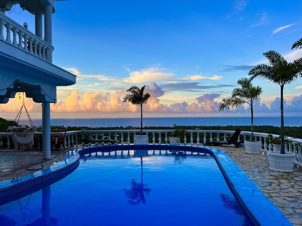 A swimming pool with a view of the ocean and a sunset. - Casablanca Hotel (Cabrera)