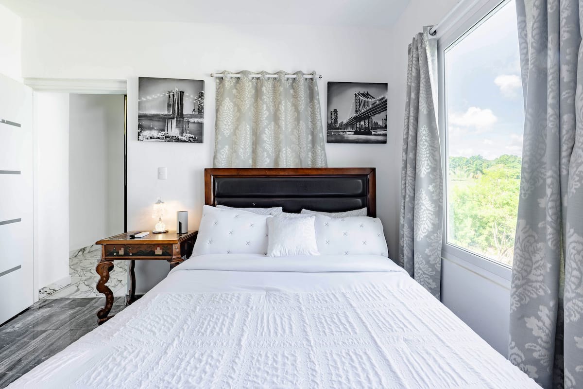 Clark Gables Room, 1 Queen Bed, Non Smoking, Courtyard View | 1 Schlafzimmer, hochwertige Bettwaren, kostenloses WLAN
