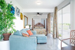 God Father #7 Luxury Studio Suite, 1 Queen Bed, Non Smoking, Ocean View | Living area