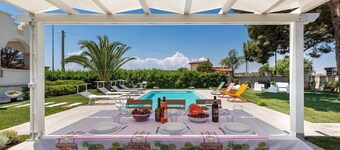 Vespicci three-story villa with 10-person pool, 5 minutes from the beach