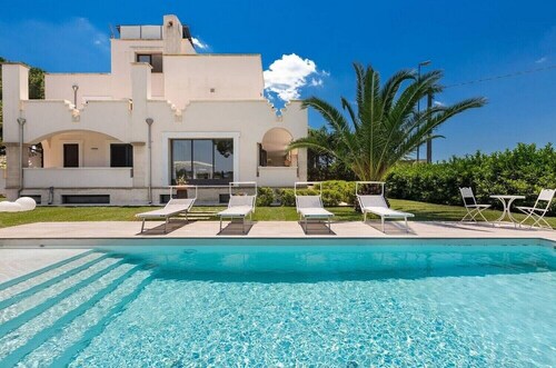 Vespicci three-story villa with 10-person pool, 5 minutes from the beach