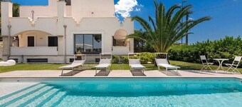 Vespicci three-story villa with 10-person pool, 5 minutes from the beach