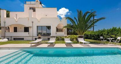 Vespicci three-story villa with 10-person pool, 5 minutes from the beach