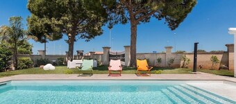 Vespicci three-story villa with 10-person pool, 5 minutes from the beach