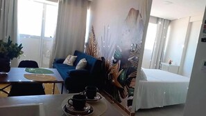 1 dormitorio, tabla de planchar con plancha, wifi y ropa de cama