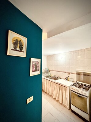 Horno, cafetera y tetera, utensilios de cocina y condimentos