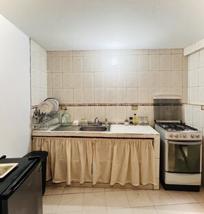 Horno, cafetera y tetera, utensilios de cocina y condimentos 