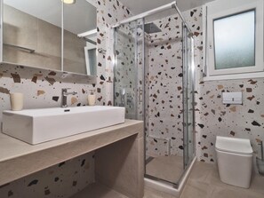 Douche, sèche-cheveux, serviettes fournies