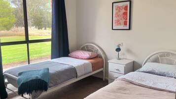 4 habitaciones, tabla de planchar con plancha y ropa de cama