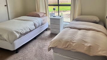 4 Schlafzimmer, Bügeleisen/Bügelbrett, Bettwäsche
