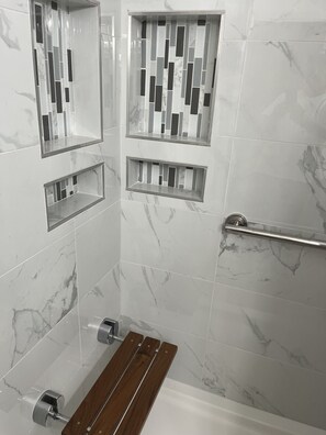Dusche, Handtücher, Seife, Shampoo