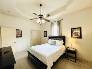 2 Schlafzimmer, Schreibtisch, Bügeleisen/Bügelbrett, Reisekinderbett