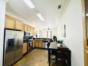 Fridge, microwave, oven, stovetop - Villa 1, spacious townhouse in Tickfaw, LA (Tickfaw)