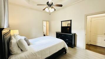 2 chambres, bureau, fer et planche Ă repasser, lit parapluie