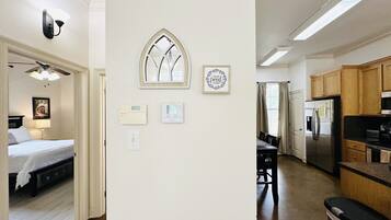 2 habitaciones, escritorio y tabla de planchar con plancha