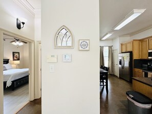 2 Schlafzimmer, Schreibtisch, Bügeleisen/Bügelbrett, Reisekinderbett