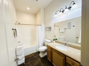 Hair dryer, towels - Villa 1, spacious townhouse in Tickfaw, LA (Tickfaw)