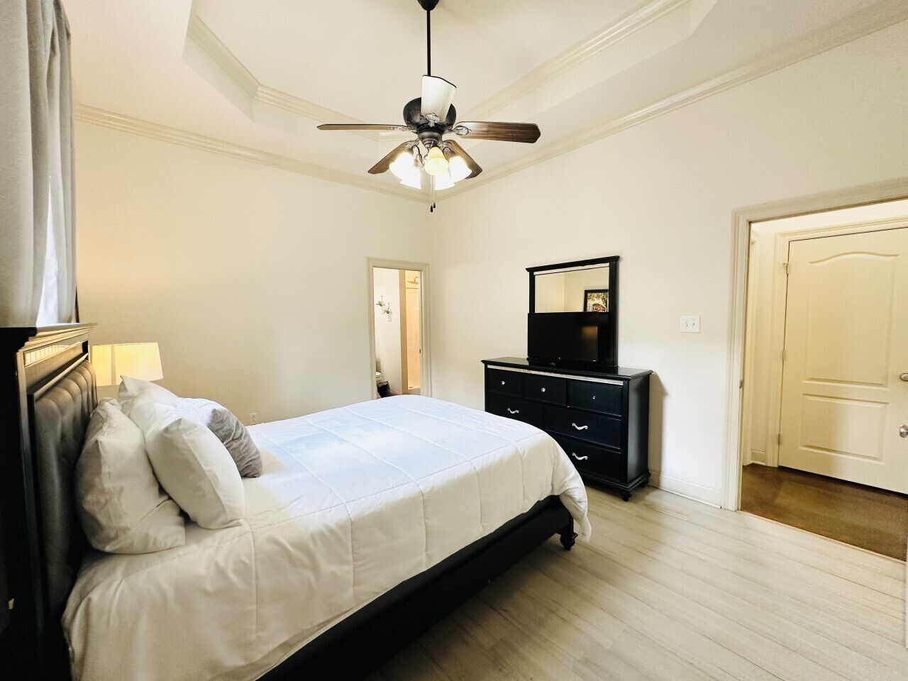 2 quartos, escrivaninha, ferros/tábuas de passar roupa, berço de viagem