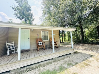 Milk Hand House.. Peaceful 1 bedroom cabin