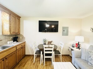 Interior - Milk Hand House.. Peaceful 1 bedroom cabin (Tickfaw)