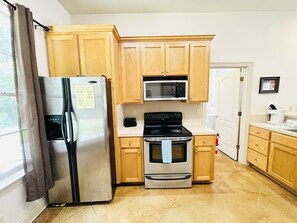 Frigorífico, microondas, horno y placa de cocina