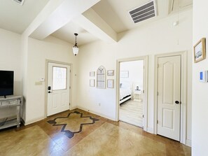 2 chambres, bureau, fer et planche à repasser, lit parapluie