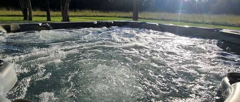 Banyera d'hidromassatge a l'aire lliure